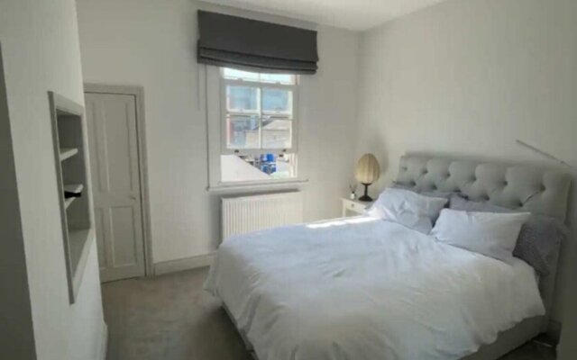 Stylish & Bright 3BD Flat With Balcony - Fulham