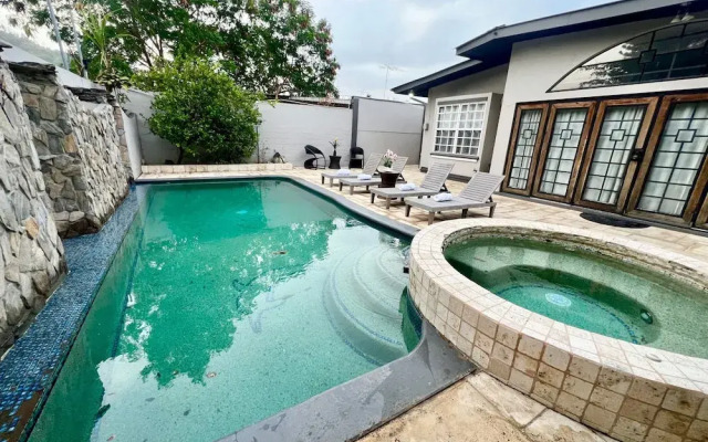 Pool and Jacuzzi Vacation Home