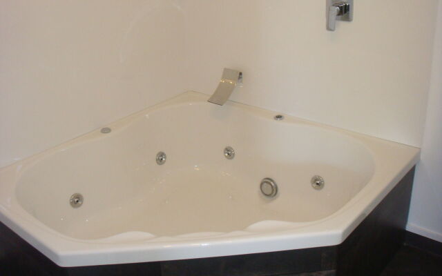 Colonial House Motel