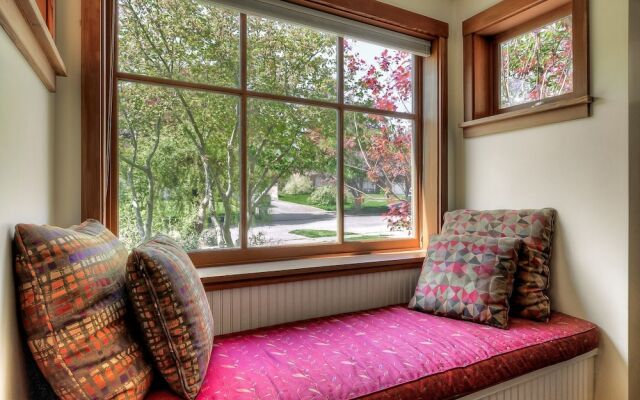Lovely Laurelhurst - Music Room & Sunny Yard 3 Bedroom Home