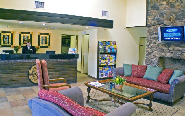 Super 8 by Wyndham Oceanside Marty's Valley Inn
