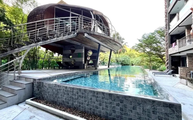 The oh so Sexy Triple Penthouse-rare 3-5br 188m2