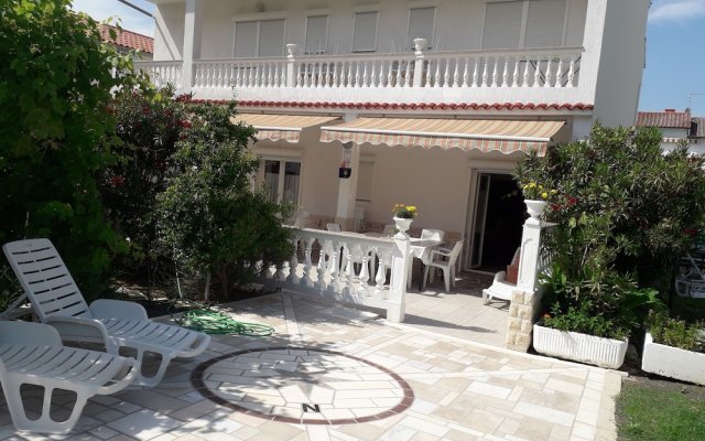 Immaculate 3-bedrooms Apartment in Rab 1-8 Pers