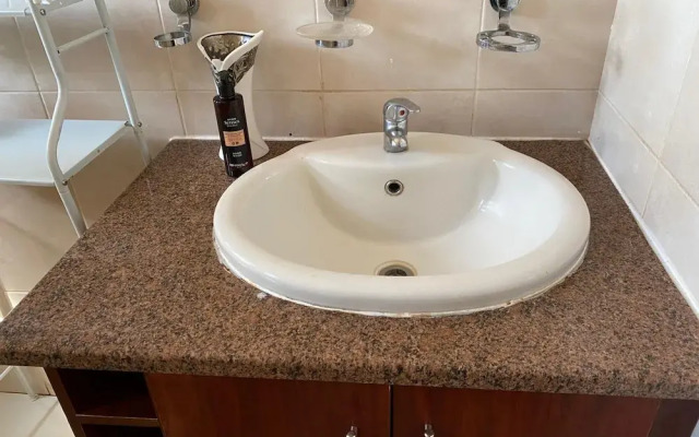 Luxurious 4 bed With Pool in Helensvale - 2255