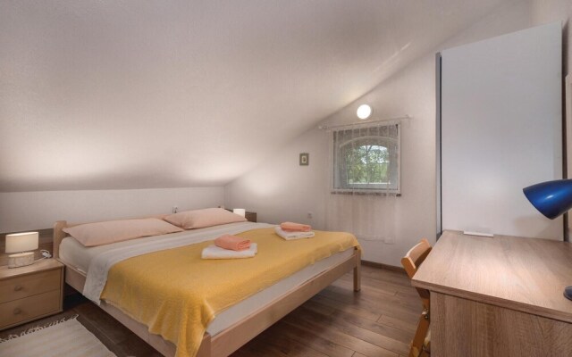 Stunning Home in Ostrobradic With Wifi and 2 Bedrooms