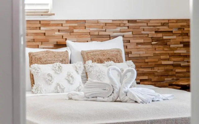 Marley’s Beachhouse - Luxury Guest Room with balcony