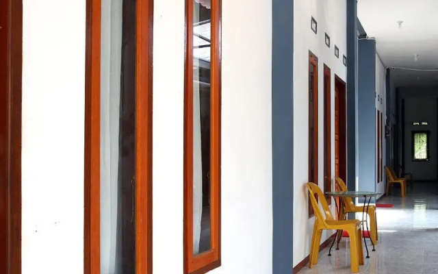 OYO 956 Penginapan Eby