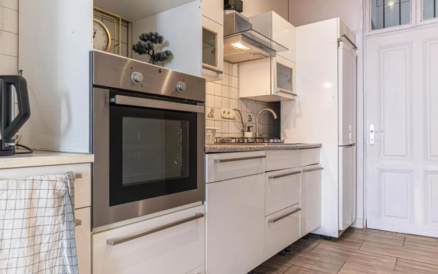 Budget Apartments Well connected to the Whole City