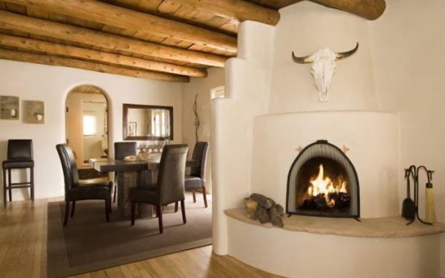 La Luz - Luxurious East Side Adobe With Hot Tub and Kiva Fireplace, Walk Everywhere