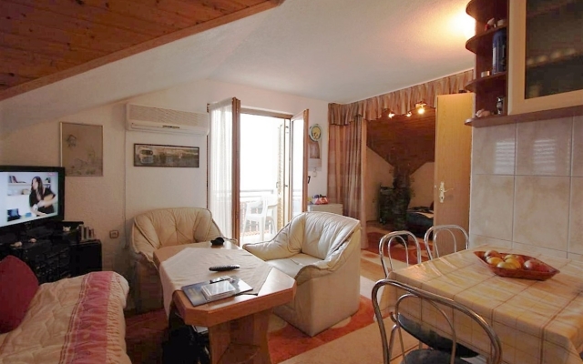 Apartment Šera - 50 m from beach: A3 Pisak, Riviera Omis