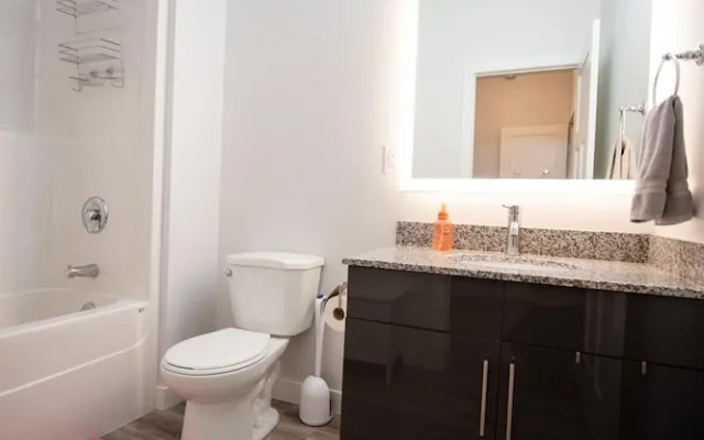 Upscale 2 Bedroom Townhouse Near Uofm IG Field