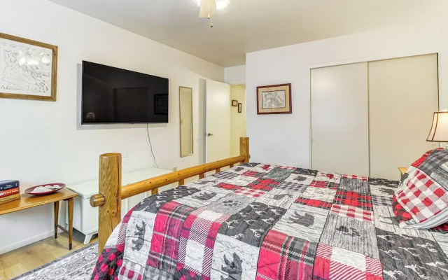 Hike & Golf: Family Home w/ Balcony in Pinetop!