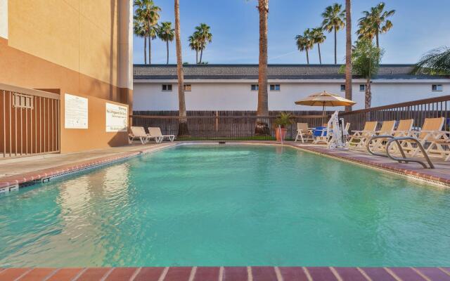 Spark by Hilton Bakersfield Central