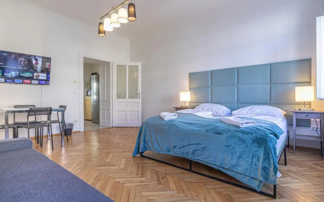 Chic 2BR Retreat Near Belvedere Palace