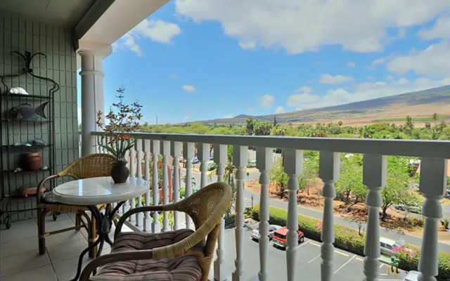 Lahaina Shores #522 Studio Bedroom Condo by RedAwning