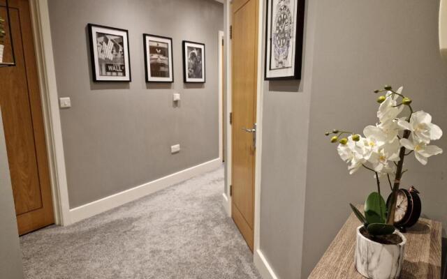 Entire Central 2 Bedroom Apartment (With Parking)