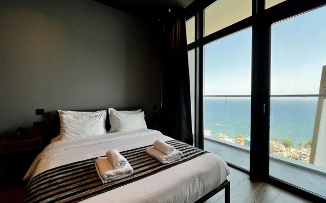 128 LIM - 2005 Stay Only Tower Suite