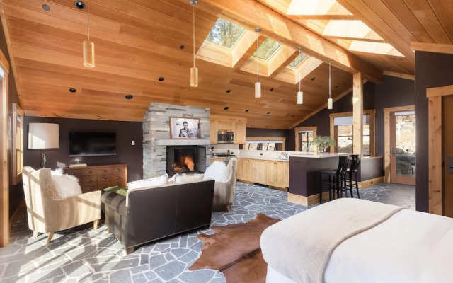 Hunter by AvantStay | Riverfront Cabin w/ Prvt Cottage | 10Mins from Squaw