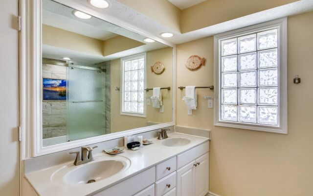 4513bpelicansinh - Barefoot Pelican