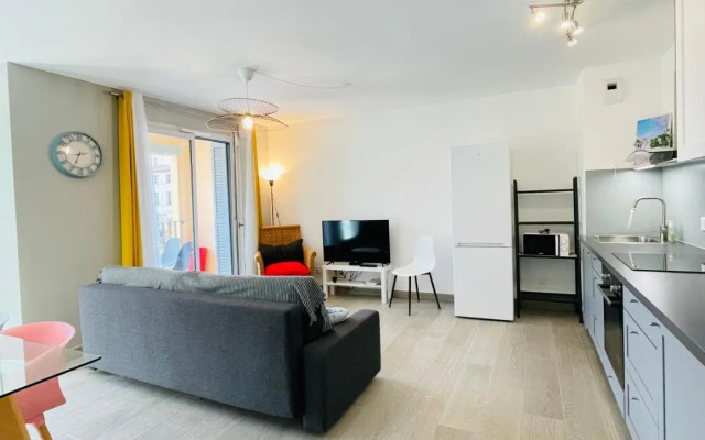 Antibes Old Center Charming Brand New Apartment