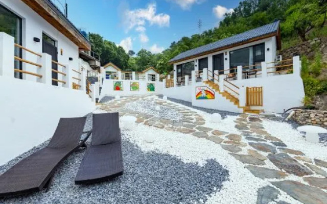 Shiyue Shanman Garden Hot Spring Resort Hotel
