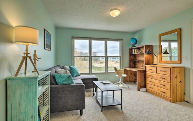 Bright Manistee Condo w/ Beach + Pool Access!