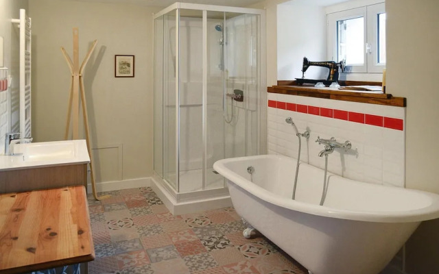 4 Family Home, Walking Distance to the Beach