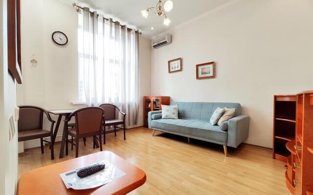 Tverskaya Street (Тверская Стрит) на улице 1-ая Тверская-Ямская