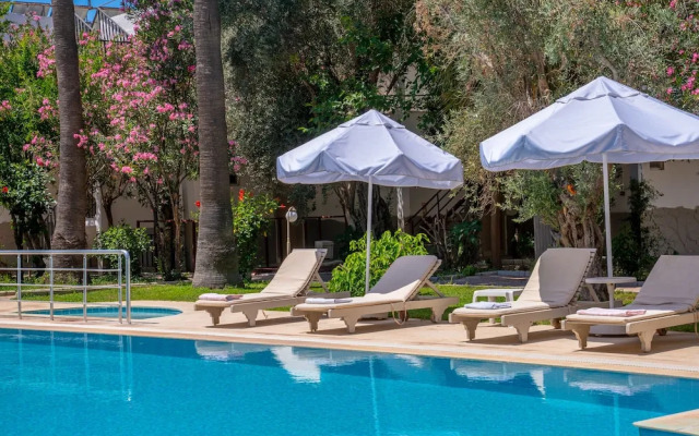 Chillos Beach Hotel & Lounge