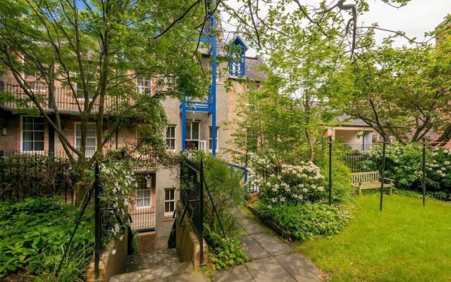 Cute 2 Bedroom Apt With View Of The Castle