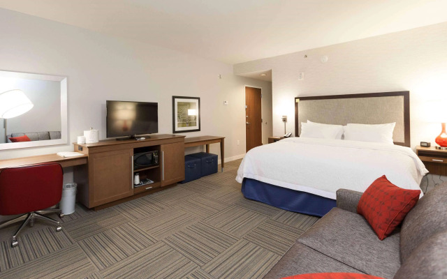 Hampton Inn Emerson LakePoint