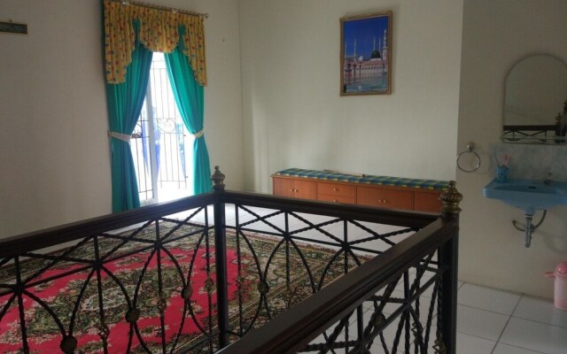 Villa Abdi Cipanas with Swimming Pool