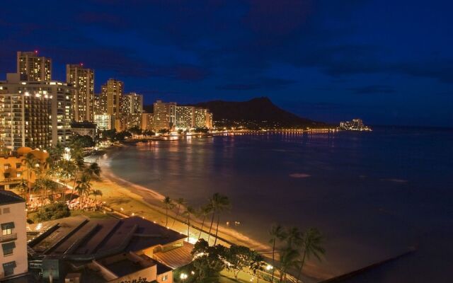 Waikiki Banyan - Pool View Tower 1 Suite 707