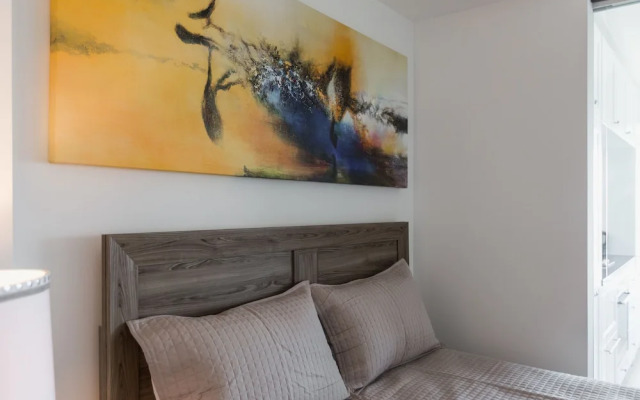 QuickStay - Chic in Yorkville (Yonge & Bloor)