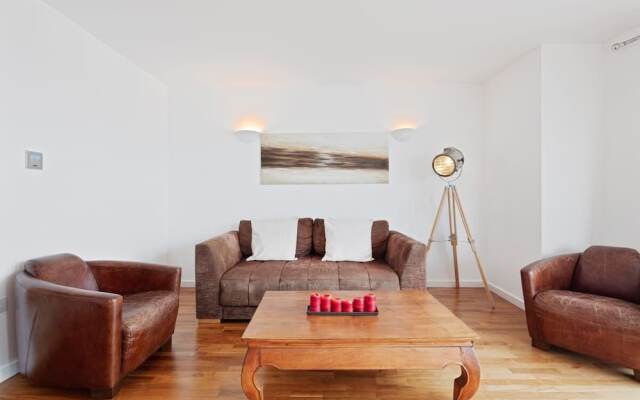 Lovely 1bed W/balcony on the River Thames