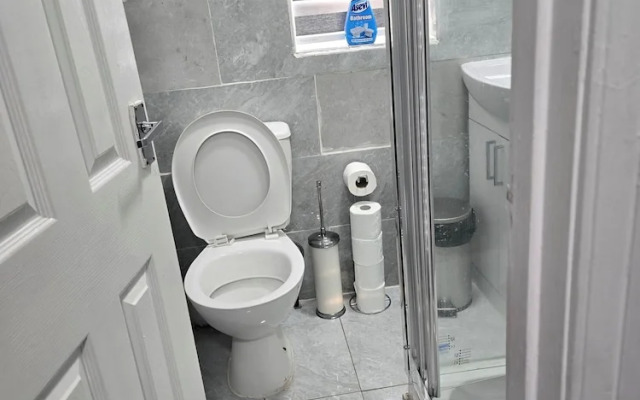 Manchester - House - Sleeps 6 - Parking - Garden