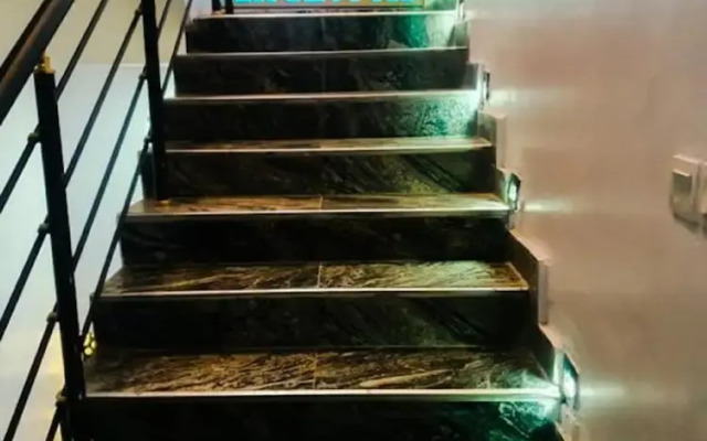 Momak 8 Hotel Adenuga House