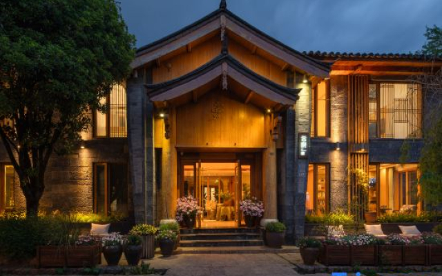 Yue·Seventeen | Panoramic Lijiang Old Town View · Golden Mountain Sunrise · Garden Coffee Guesthouse