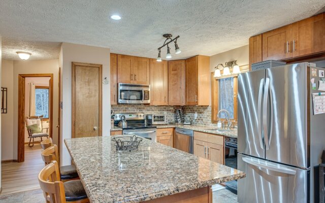 Eco-friendly Poconos Cabin w/ EV Charger!