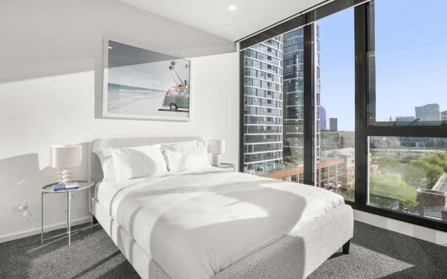 Elegant 2-bed With Superb Views & Amenities – Guest Rooms – Melbourne