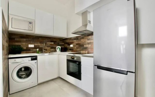 Premium Apartment by Hi5 - Central 3 bedroom (221)