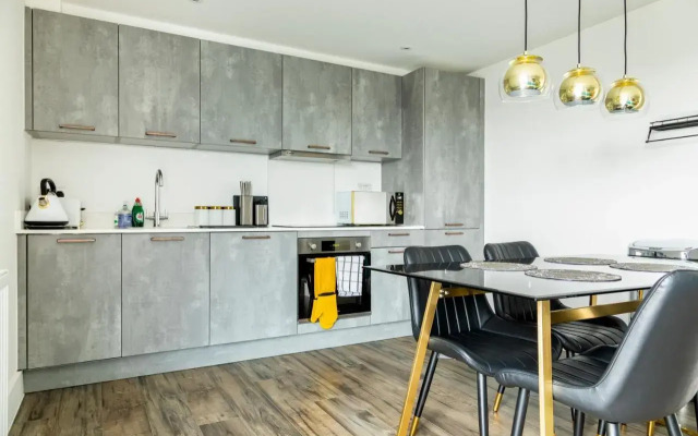 Attractive 2 Bedroom Penthouse with free Parking