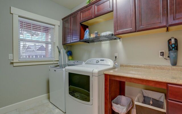 Spacious Five Peaks Home with Soaking Tub and BBQ by RedAwning