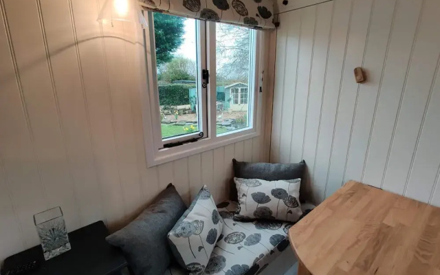 Duck House - 1 Bed Shepherds Hut - Gower