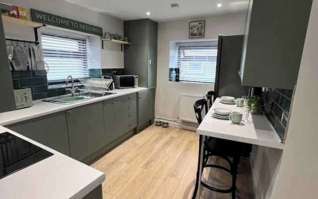 Monthly Stay 3 bed Bike Store Contractors