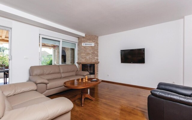 Awesome Home in Podstrana With Wifi and 2 Bedrooms