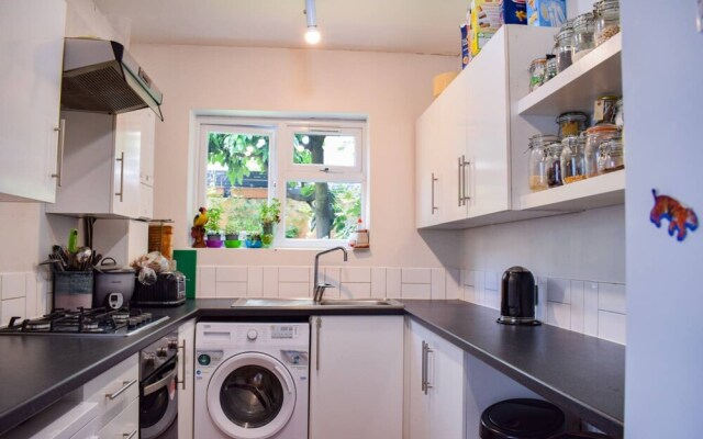 Sunny 2 Bedroom Garden Flat In The Heart Of East London