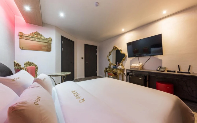 Gongju Q Hotel