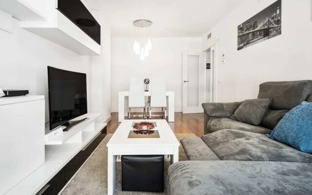 Modern 2bed Apt Sleeps 4 nr Retiro, 2mins to Metro