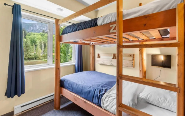 Squamish Adventure Inn & Hostel